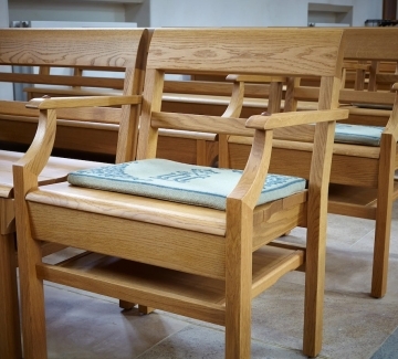 Finding Solace and Support: A Guide to Church Chairs with Arms sidebar image